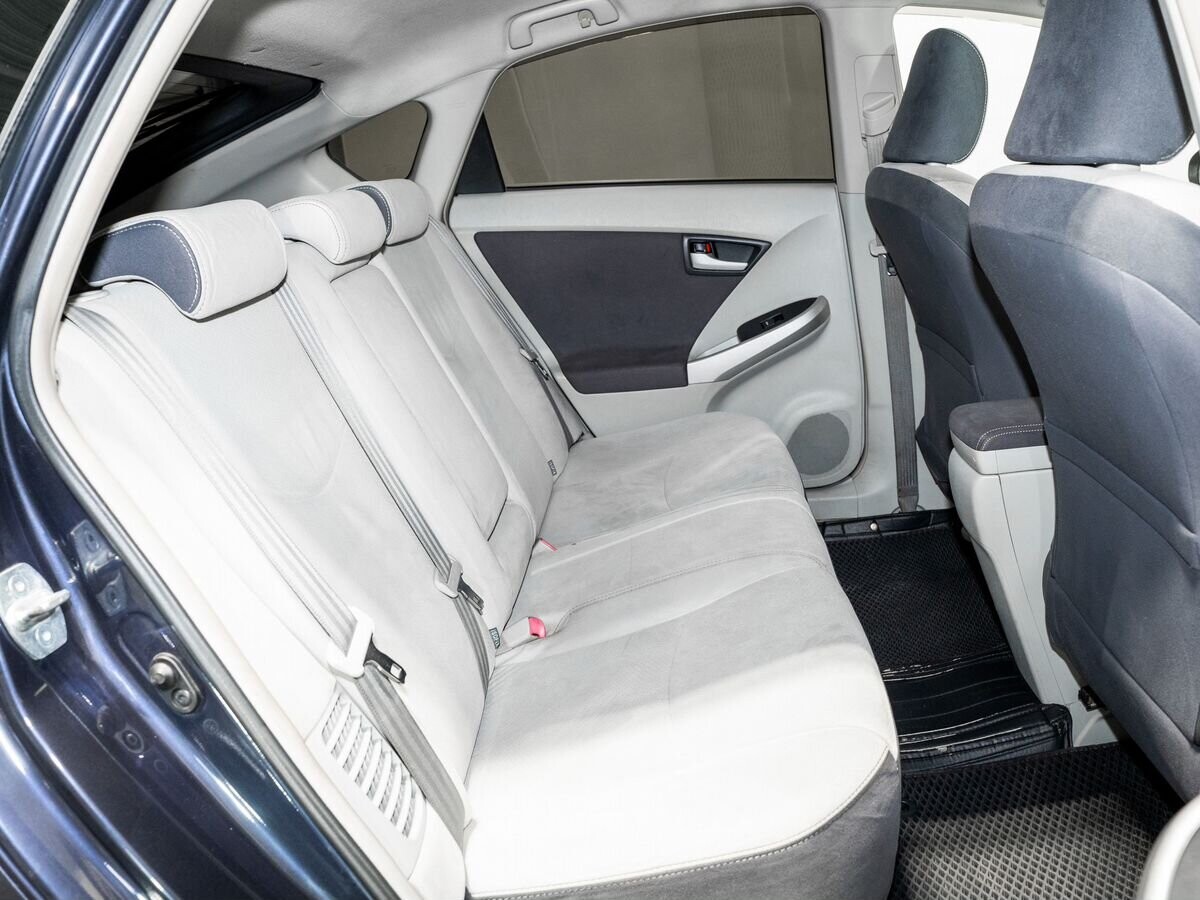 Toyota Prius 2010 - фото автомобиля