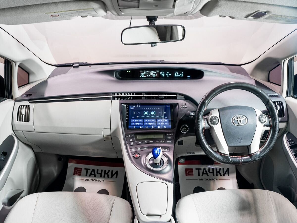 Toyota Prius 2010 - фото автомобиля