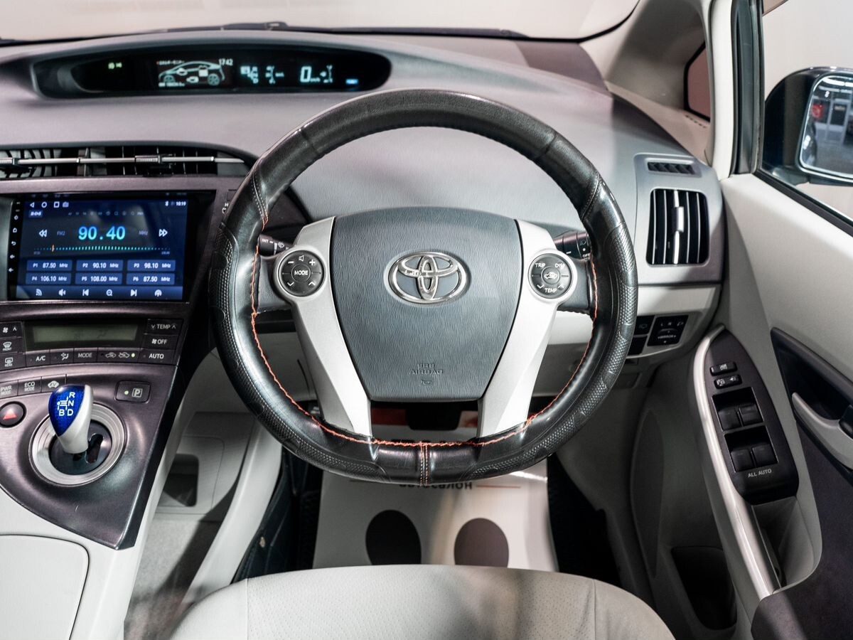 Toyota Prius 2010 - фото автомобиля