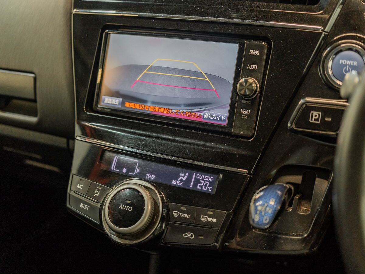 Toyota Prius Alpha 2016 - фото автомобиля