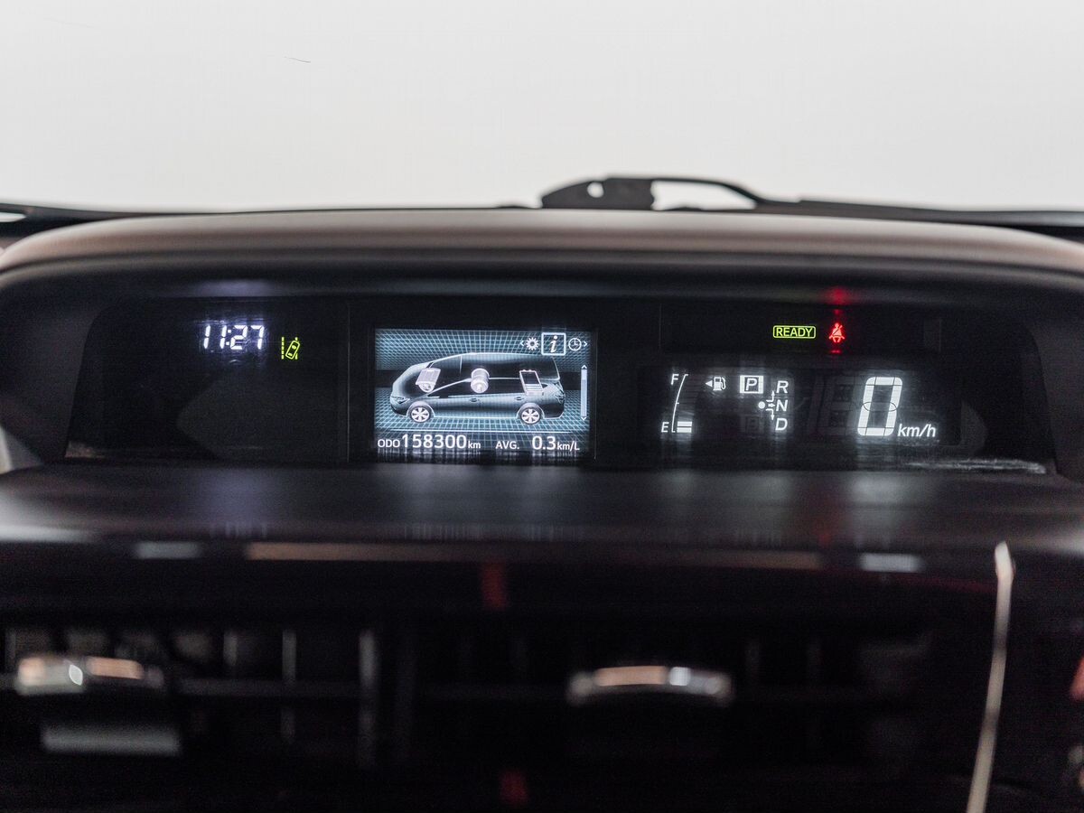Toyota Prius Alpha 2016 - фото автомобиля