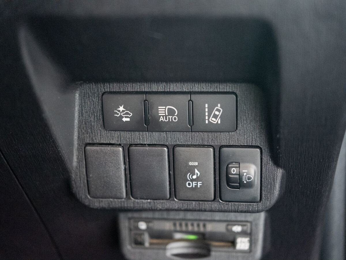 Toyota Prius Alpha 2016 - фото автомобиля