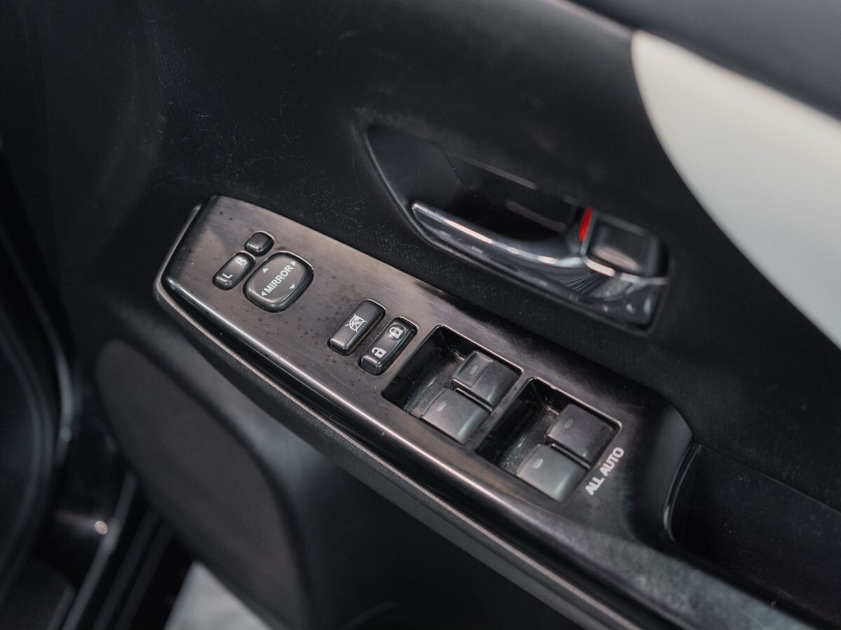 Toyota Prius Alpha 2016 - фото автомобиля