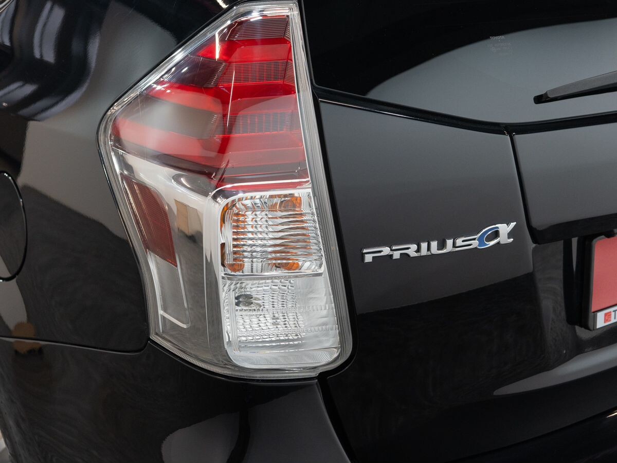 Toyota Prius Alpha 2016 - фото автомобиля