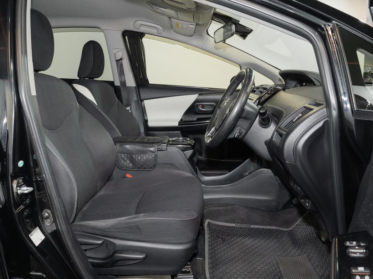Toyota Prius Alpha 2016 - фото автомобиля