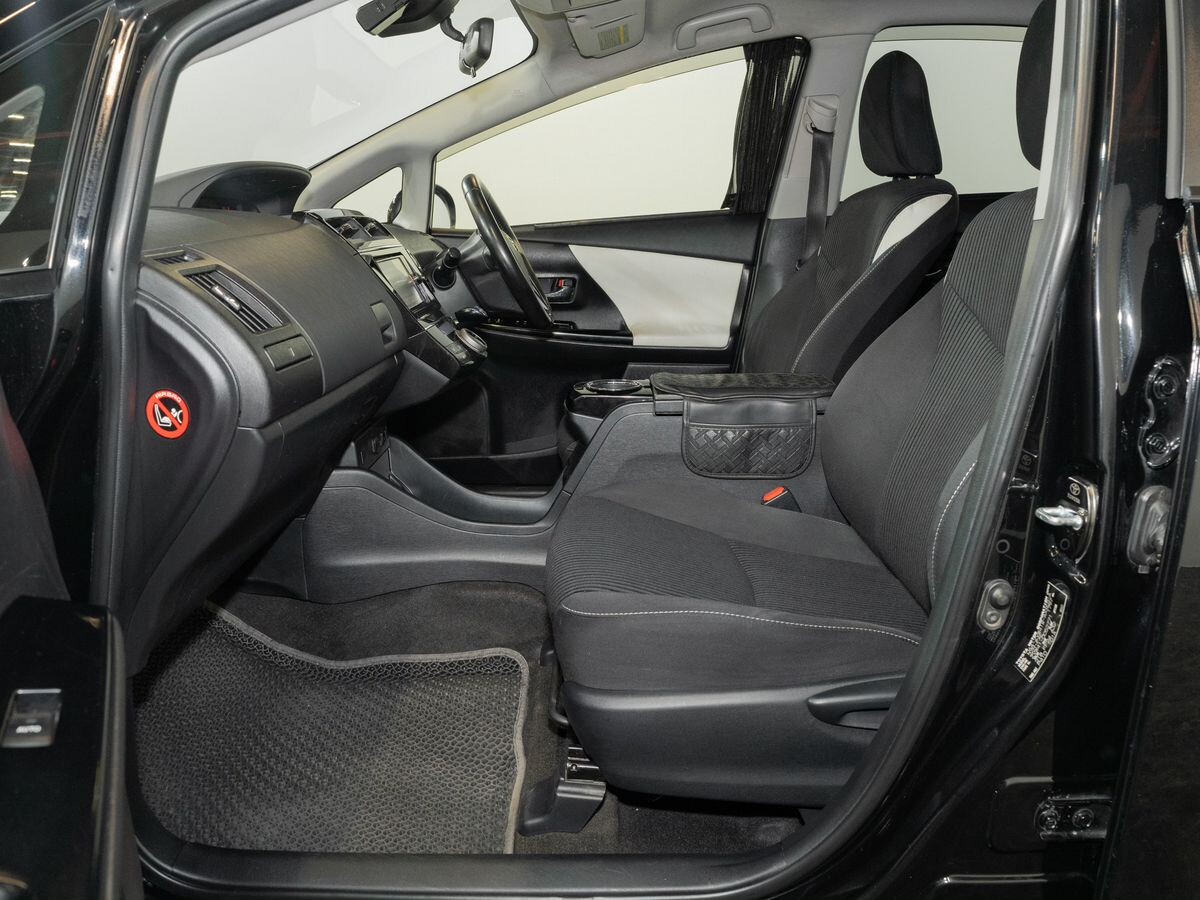 Toyota Prius Alpha 2016 - фото автомобиля