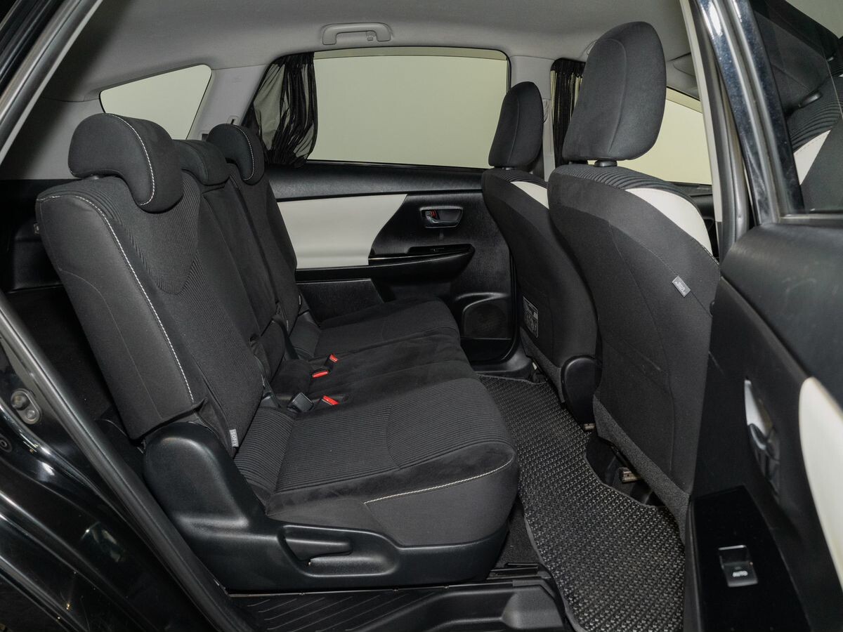 Toyota Prius Alpha 2016 - фото автомобиля
