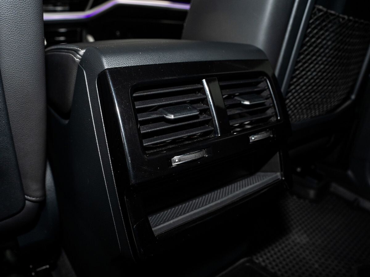 Volkswagen Touareg 2018 - фото автомобиля