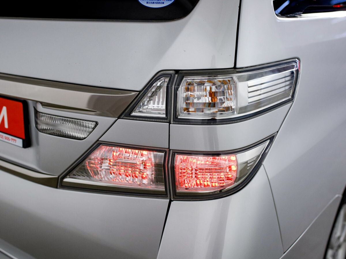 Toyota Vellfire 2012 - фото автомобиля