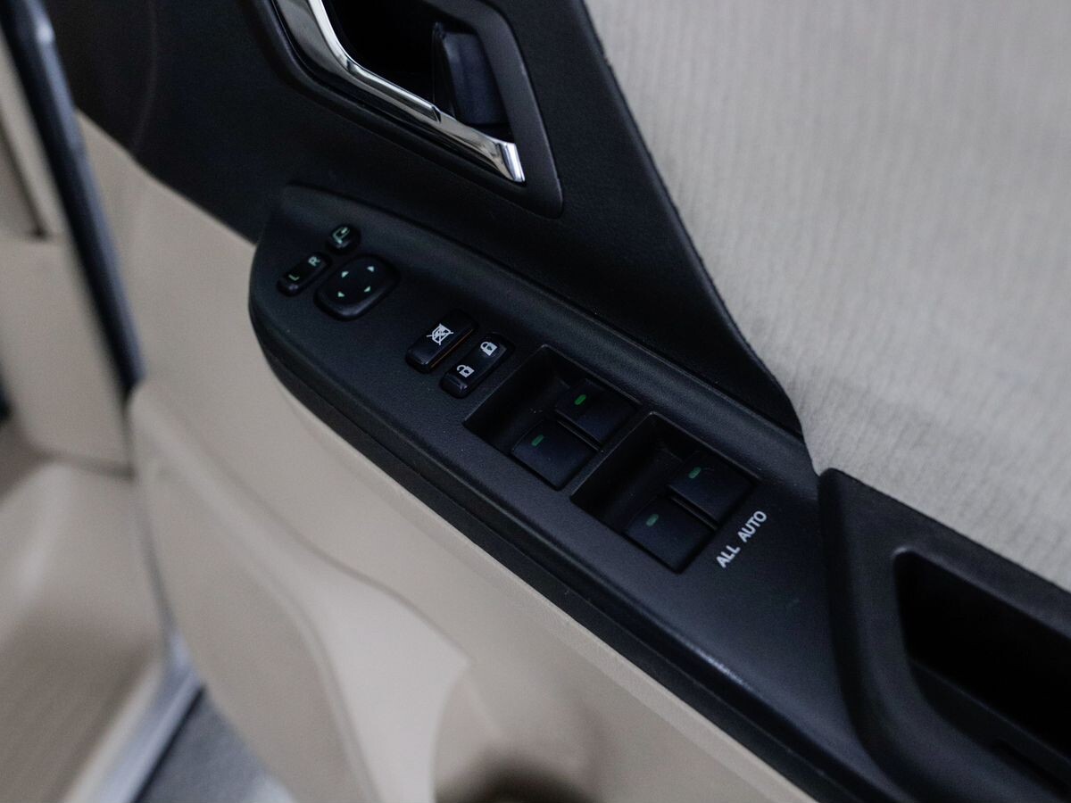 Toyota Vellfire 2012 - фото автомобиля