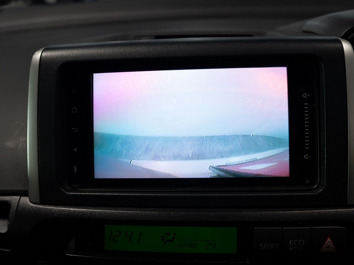 Toyota Wish 2011 - фото автомобиля