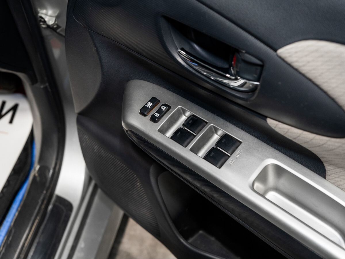 Toyota Wish 2011 - фото автомобиля