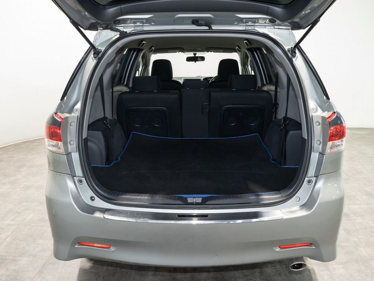 Toyota Wish 2011 - фото автомобиля