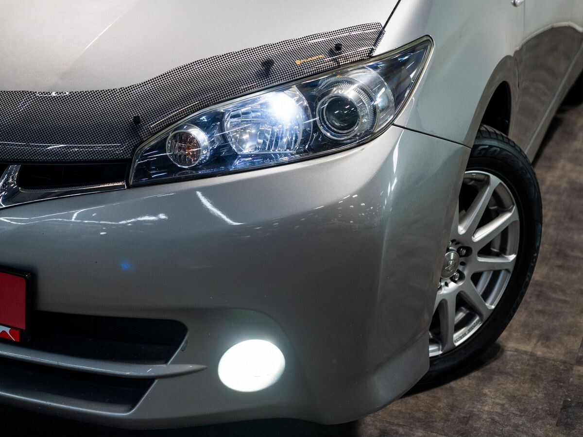 Toyota Wish 2011 - фото автомобиля