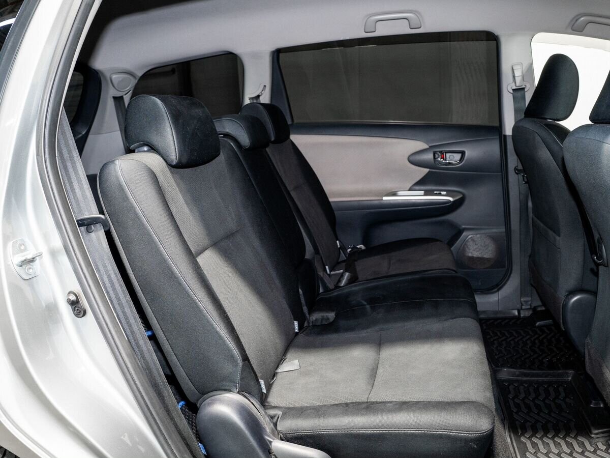 Toyota Wish 2011 - фото автомобиля