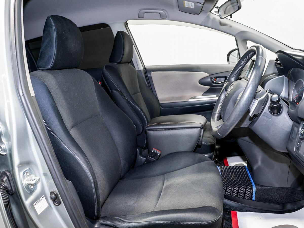 Toyota Wish 2011 - фото автомобиля