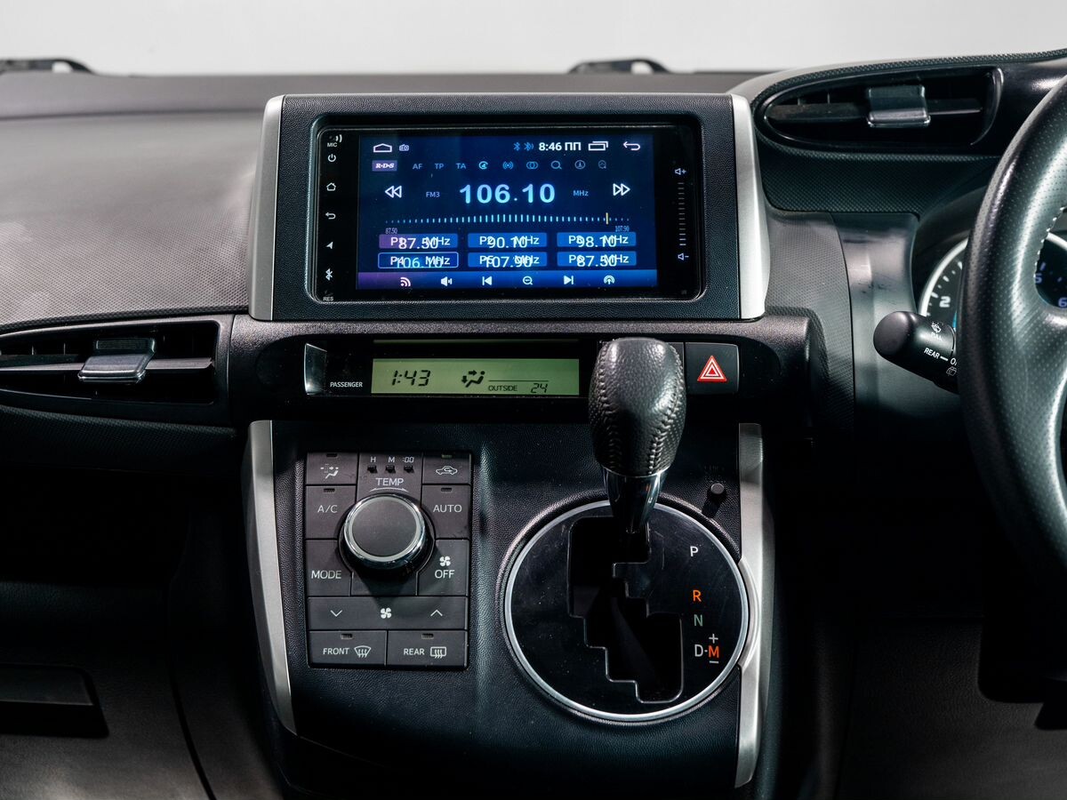 Toyota Wish 2011 - фото автомобиля