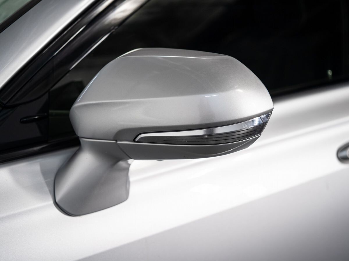 Toyota Crown 2018 - фото автомобиля
