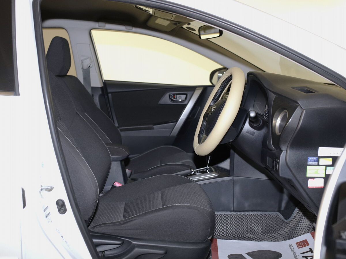Toyota Auris 2013 - фото автомобиля
