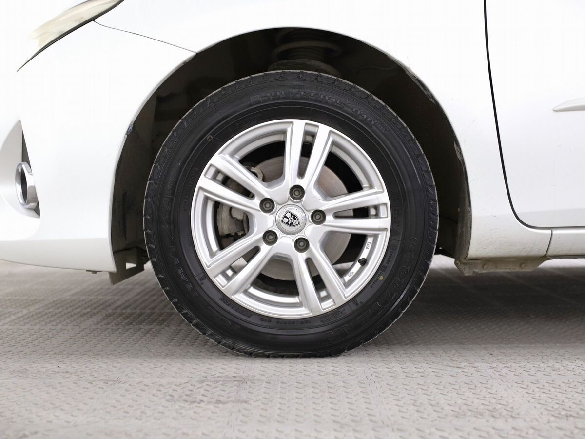 Toyota Auris 2013 - фото автомобиля