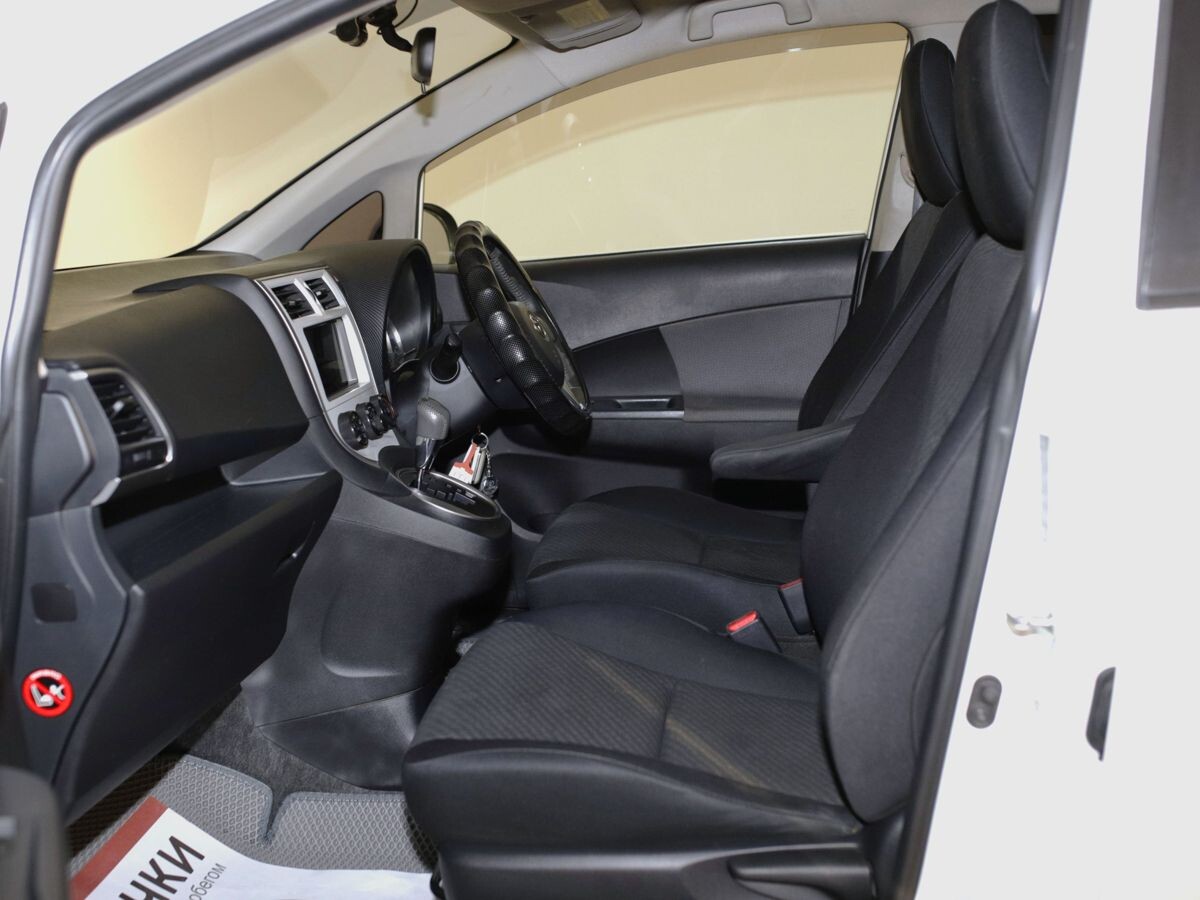 Toyota Ractis 2011 - фото автомобиля