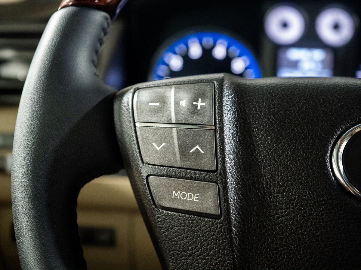 Lexus LX570 2010 - фото автомобиля