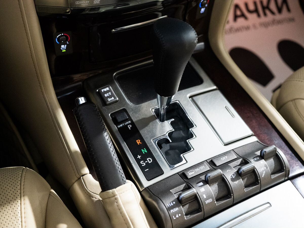 Lexus LX570 2010 - фото автомобиля