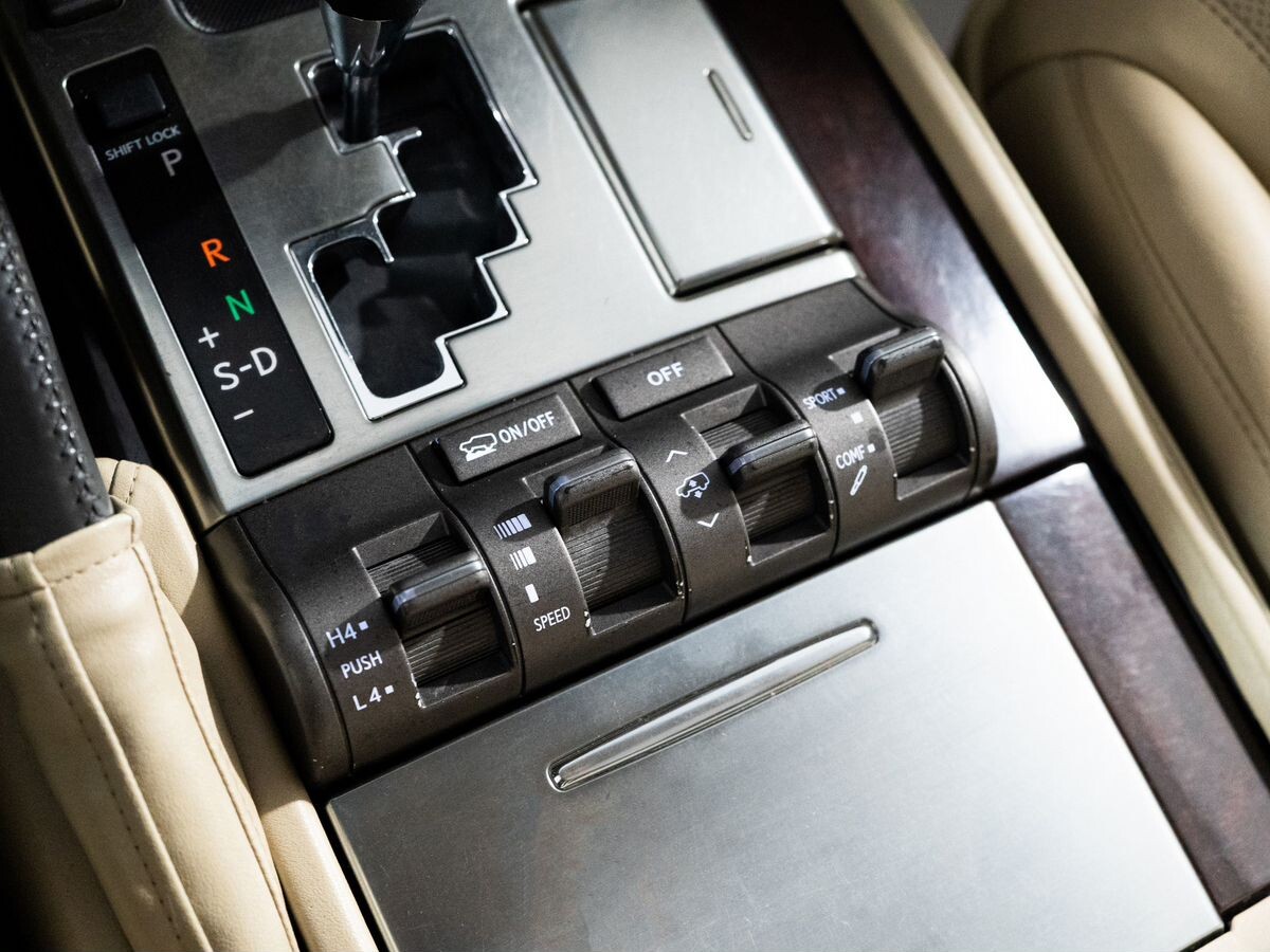Lexus LX570 2010 - фото автомобиля