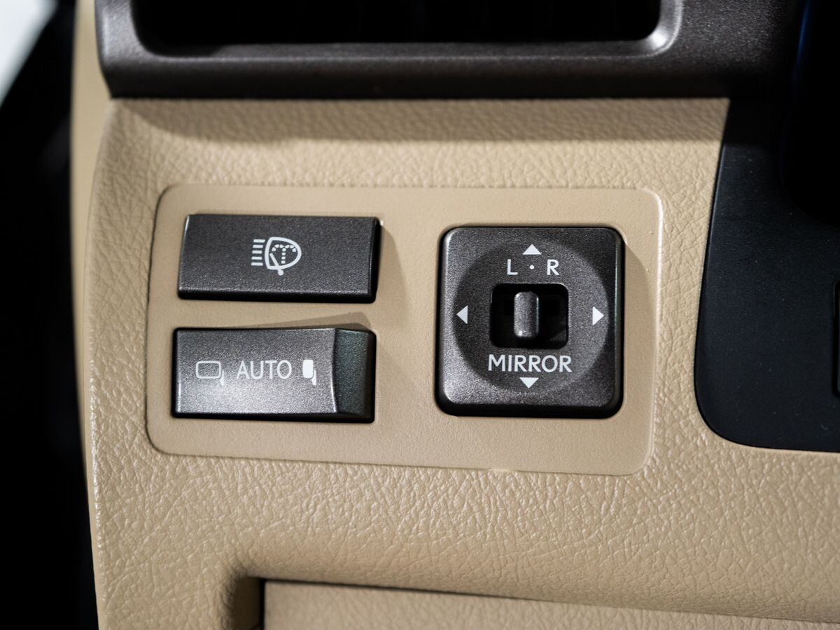 Lexus LX570 2010 - фото автомобиля