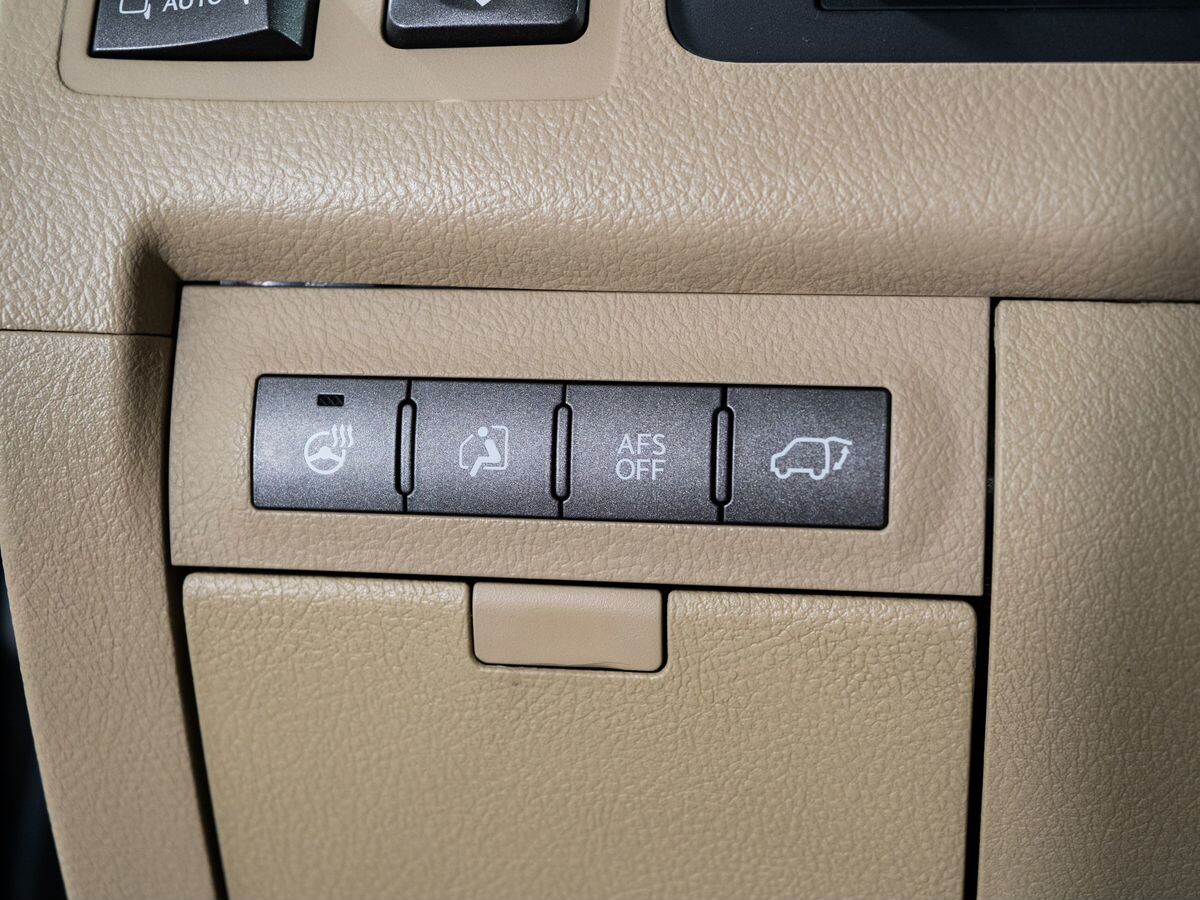 Lexus LX570 2010 - фото автомобиля