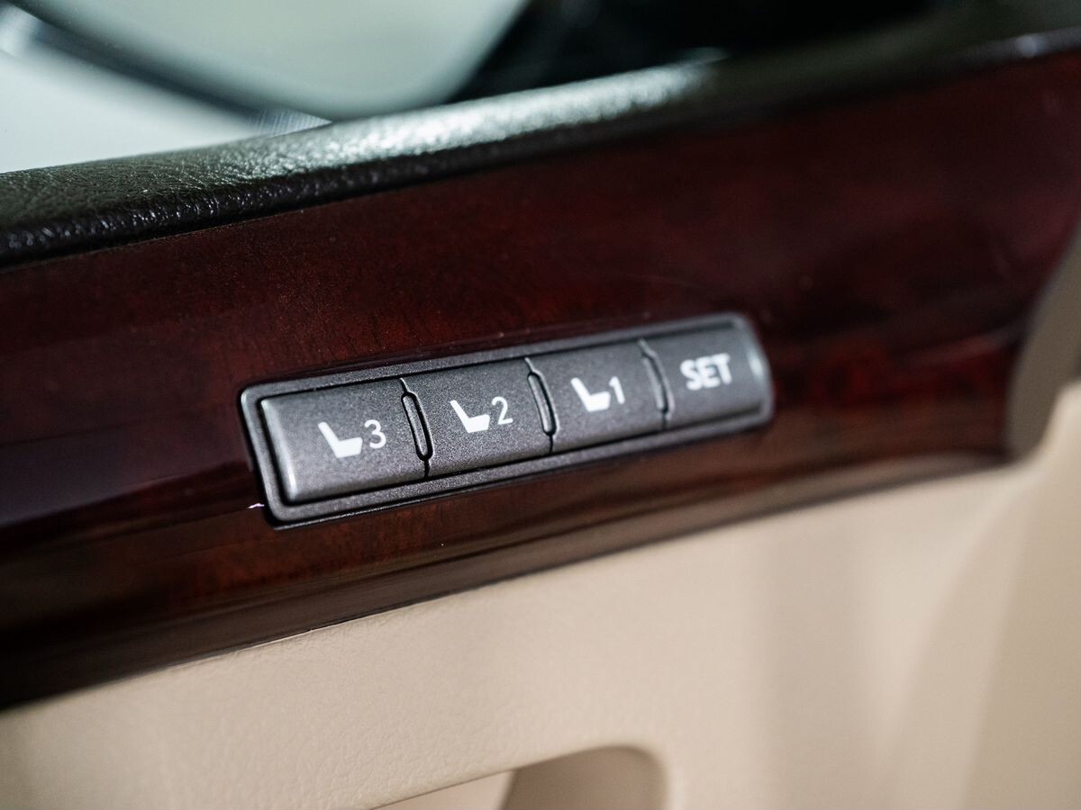 Lexus LX570 2010 - фото автомобиля