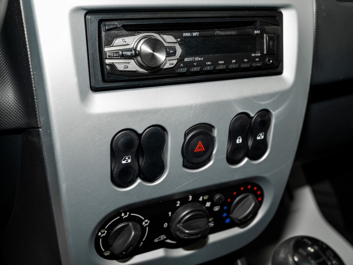 Renault Logan 2013 - фото автомобиля