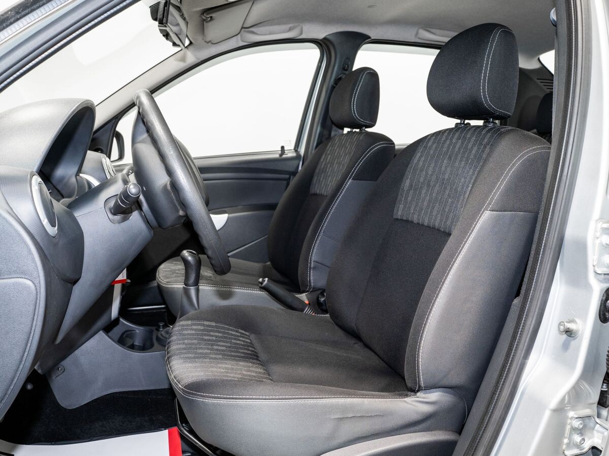 Renault Logan 2013 - фото автомобиля