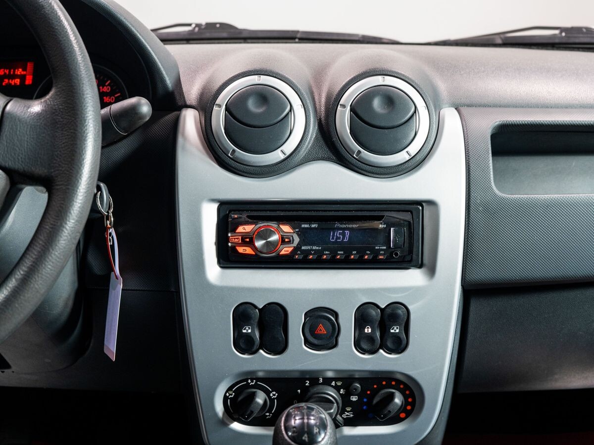 Renault Logan 2013 - фото автомобиля