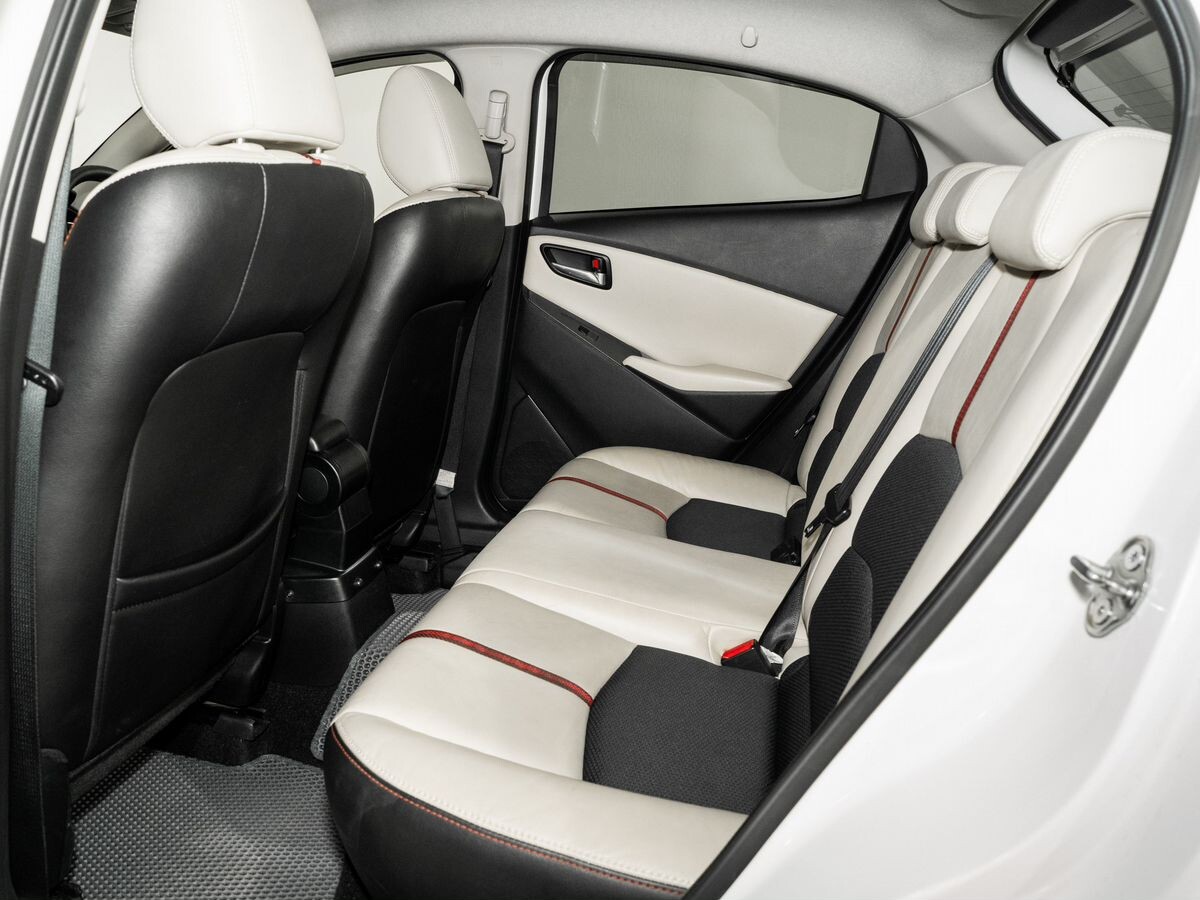 Mazda Demio 2015 - фото автомобиля