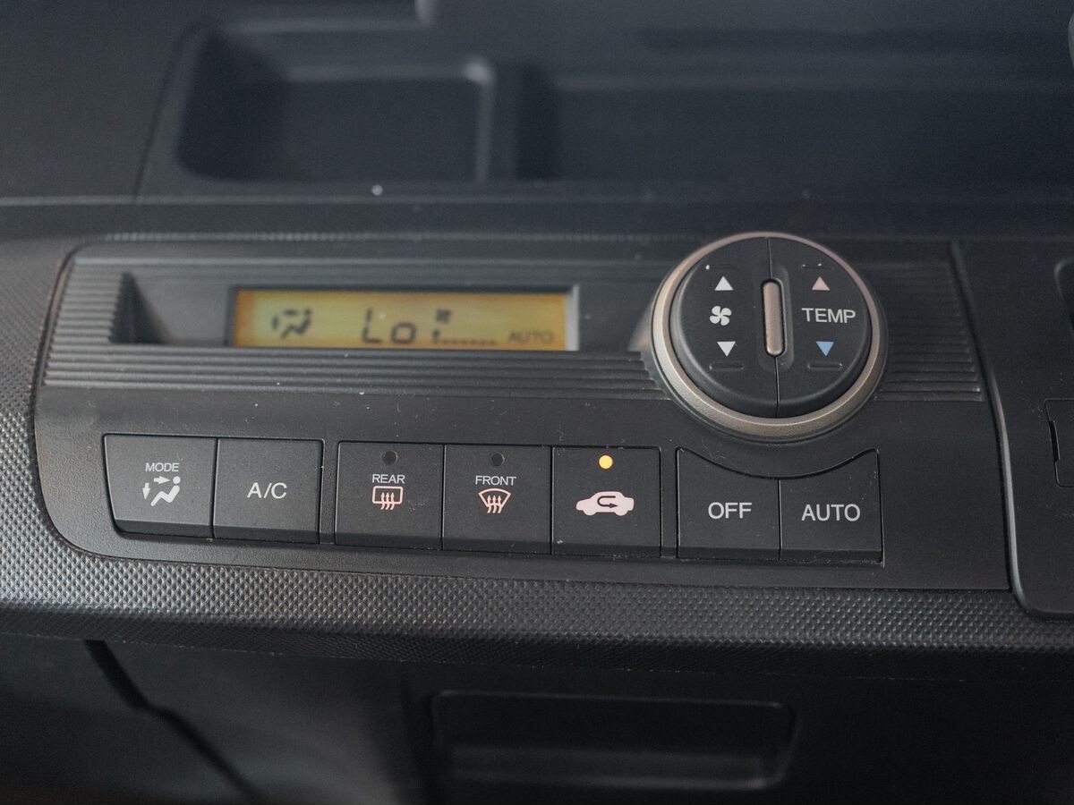 Honda Freed Spike 2010 - фото автомобиля