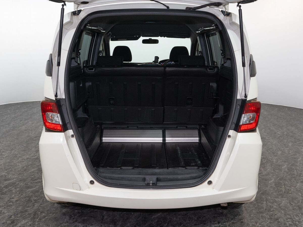 Honda Freed Spike 2010 - фото автомобиля