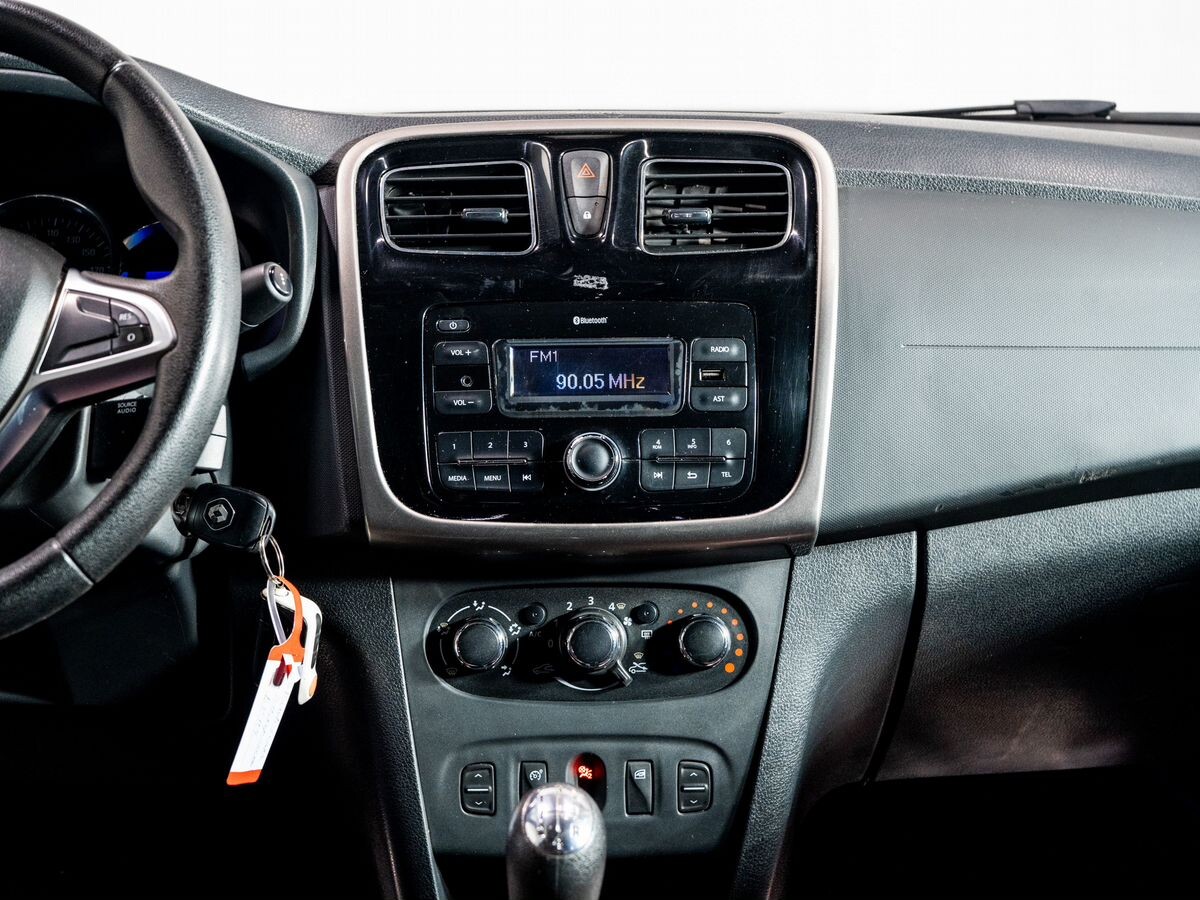 Renault Logan 2018 - фото автомобиля