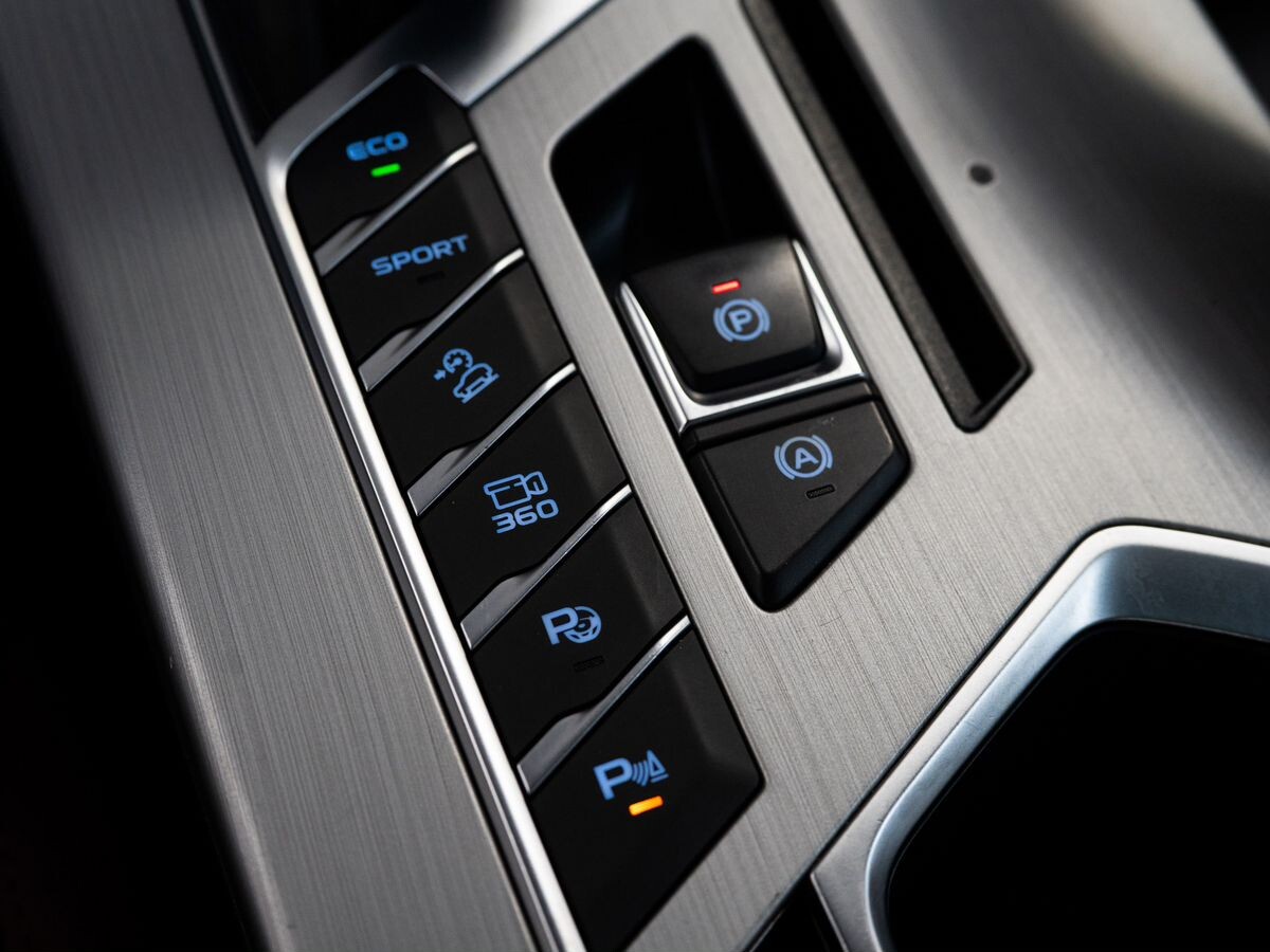 Geely Coolray 2022 - фото автомобиля