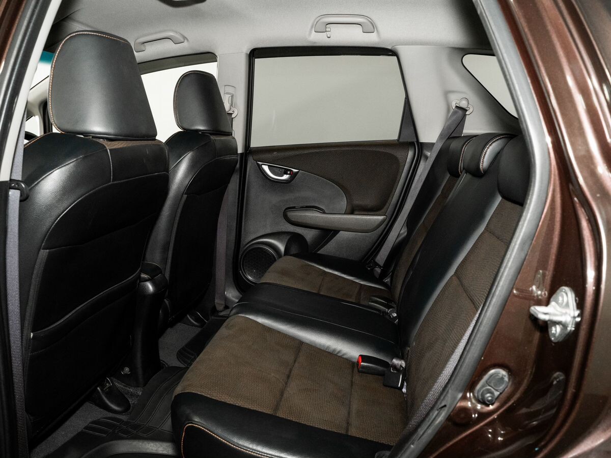 Honda Fit Shuttle 2012 - фото автомобиля