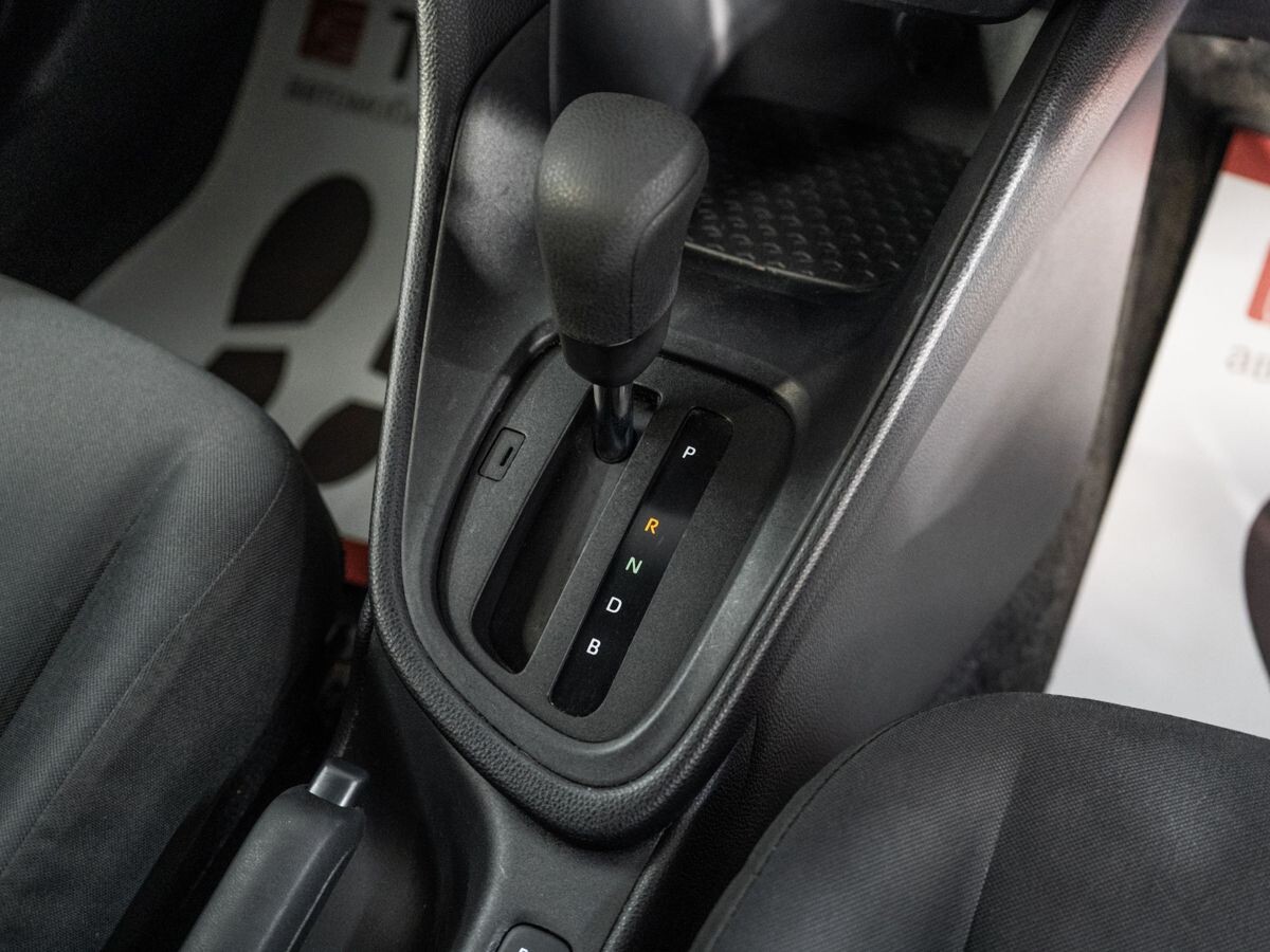 Toyota Yaris 2020 - фото автомобиля