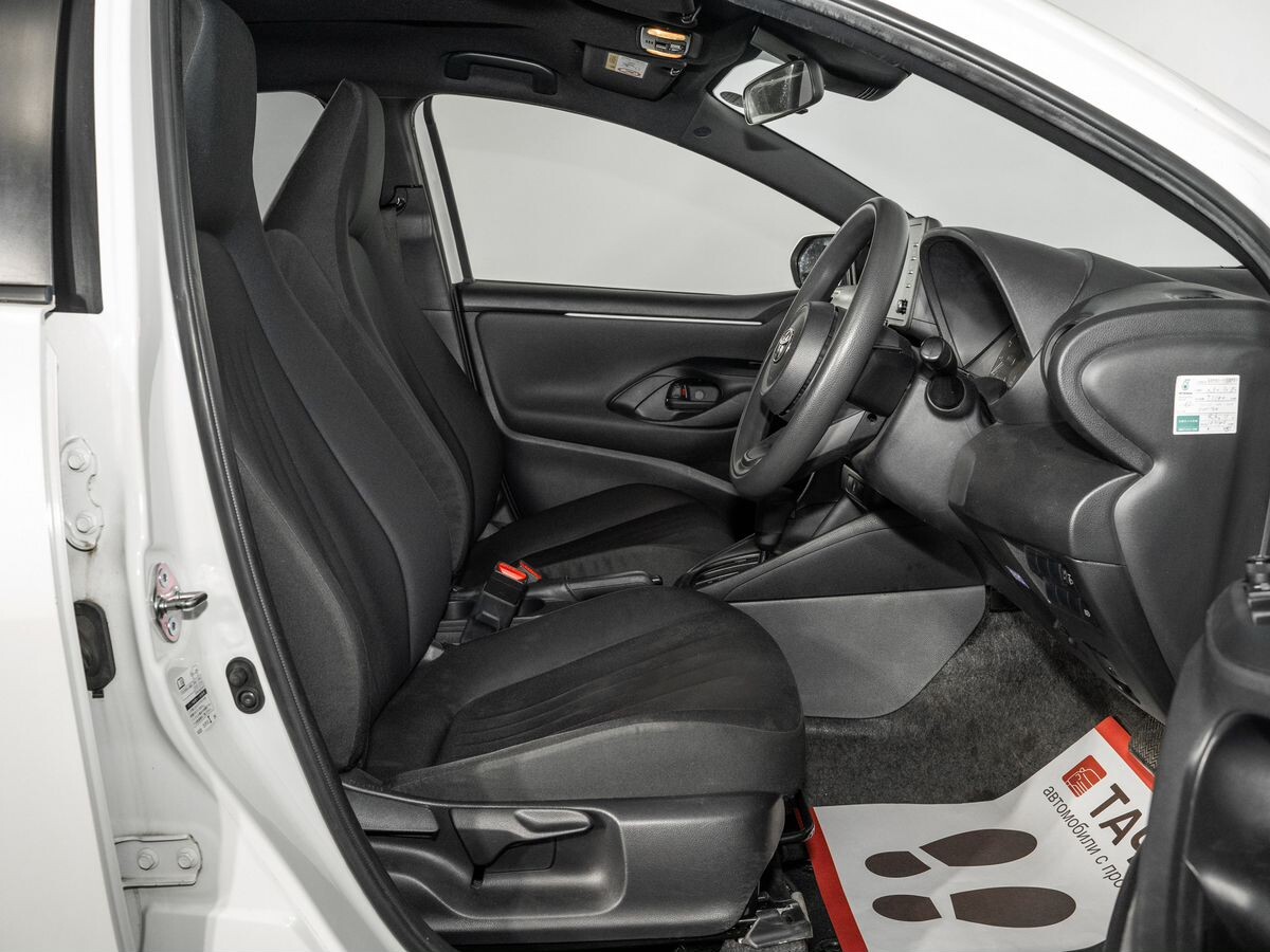 Toyota Yaris 2020 - фото автомобиля
