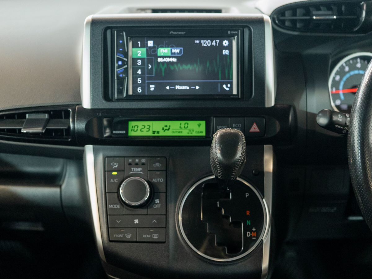 Toyota Wish 2009 - фото автомобиля