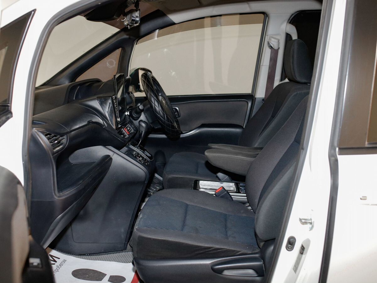 Toyota Noah 2019 - фото автомобиля