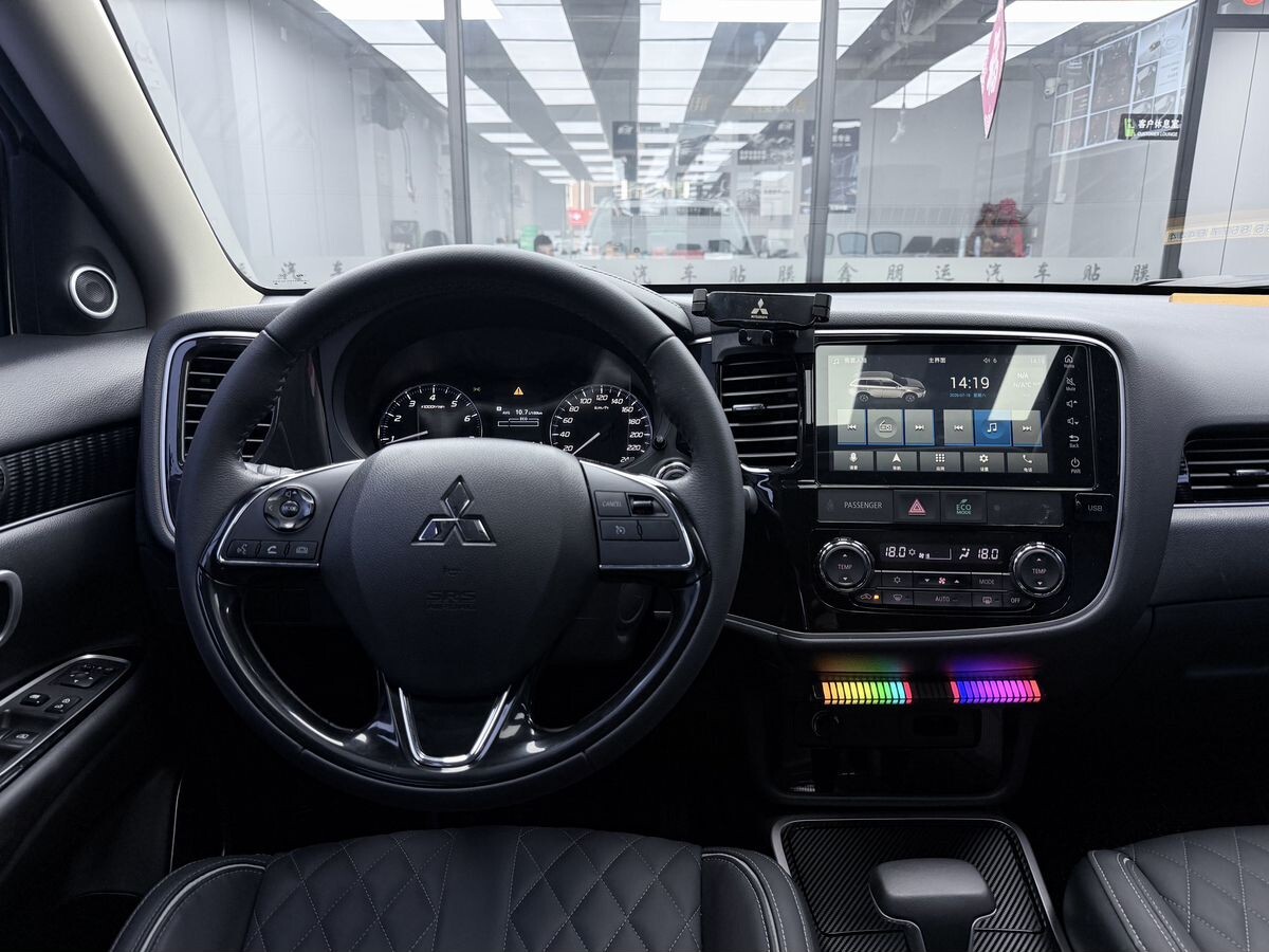 Mitsubishi Outlander 2021 - фото автомобиля