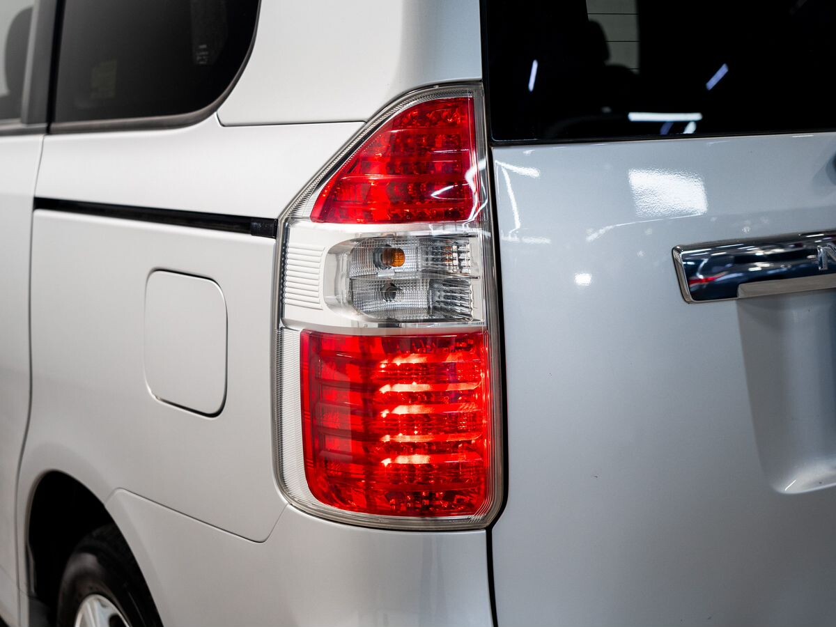 Toyota Noah 2008 - фото автомобиля