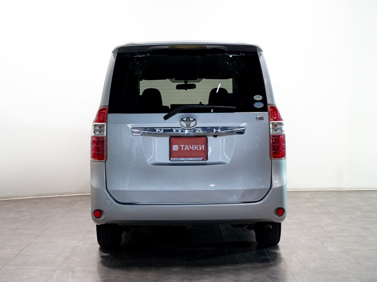Toyota Noah 2008 - фото автомобиля