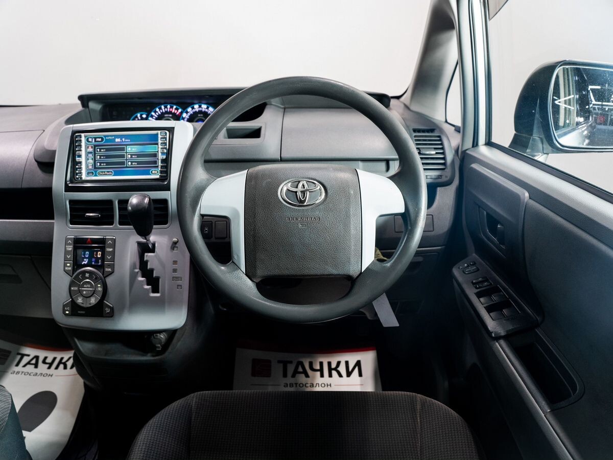Toyota Noah 2008 - фото автомобиля