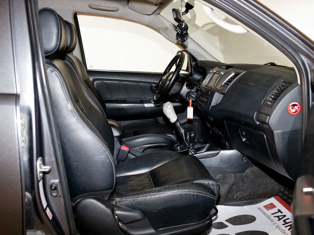 Toyota Hilux 2015 - фото автомобиля