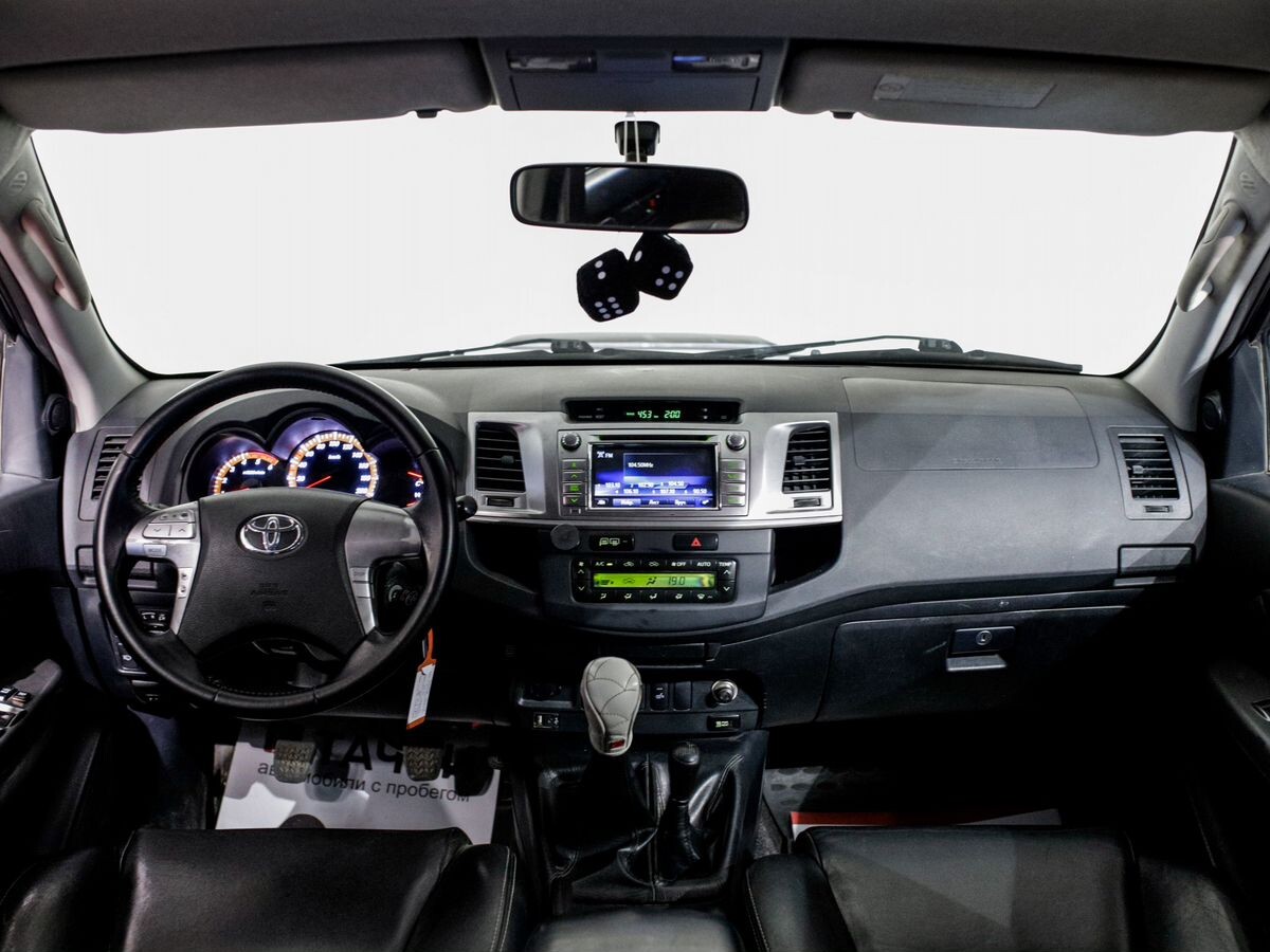 Toyota Hilux 2015 - фото автомобиля